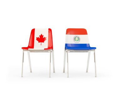 Kanada ve paraguay bayrakları taşıyan iki sandalye