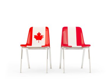 Kanada ve peru bayrakları taşıyan iki sandalye