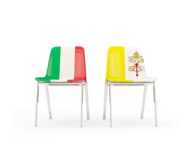 İtalya ve Vatikan bayrakları taşıyan iki sandalye