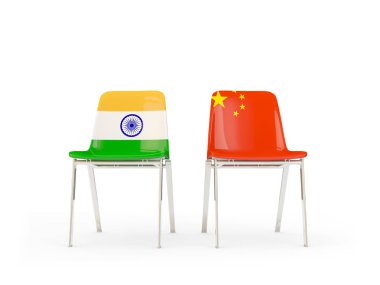 Hindistan ve Çin bayrakları taşıyan iki sandalye