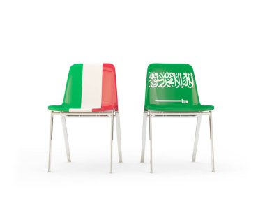 İtalya ve Suudi Arabistan bayrakları taşıyan iki sandalye