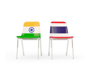 Hindistan ve Tayland bayrakları taşıyan iki sandalye