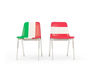 İtalya ve Avusturya bayrakları taşıyan iki sandalye