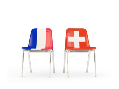 Fransa ve İsviçre bayrakları taşıyan iki sandalye