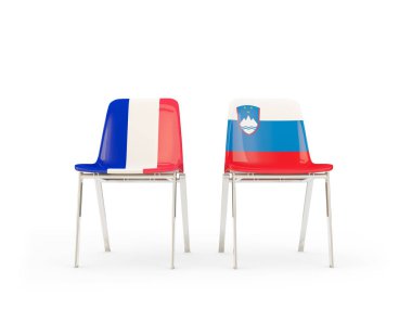 Fransa ve Slovenya bayrakları taşıyan iki sandalye