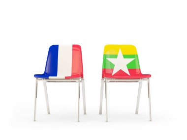 Fransa ve myanmar bayrakları taşıyan iki sandalye