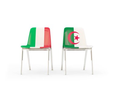 İtalya ve Cezayir bayrakları taşıyan iki sandalye