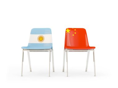 Arjantin ve Çin bayrakları taşıyan iki sandalye