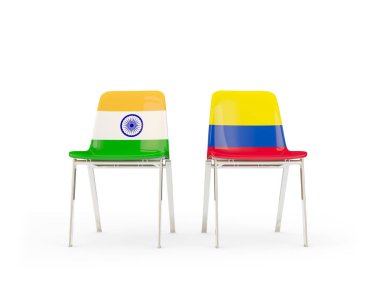 Hindistan ve Kolombiya bayrakları taşıyan iki sandalye