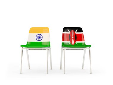 Hindistan ve kenya bayrakları taşıyan iki sandalye