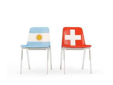 Arjantin ve İsviçre bayrakları taşıyan iki sandalye