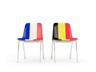 Fransa ve Belçika bayrakları taşıyan iki sandalye
