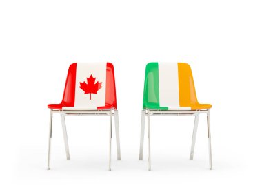 Kanada ve İngiltere bayrakları taşıyan iki sandalye