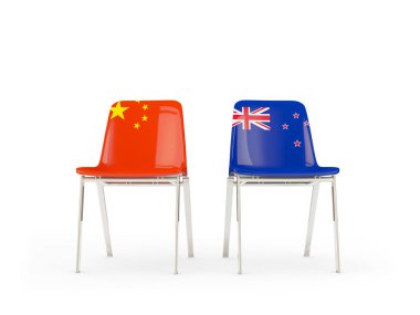 Çin ve Yeni Zelanda bayrakları taşıyan iki sandalye