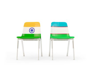 Hindistan ve Özbekistan bayrakları taşıyan iki sandalye