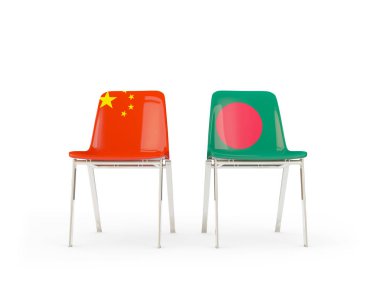 Çin ve Bangladeş bayrakları taşıyan iki sandalye
