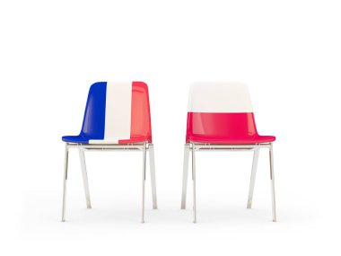 Fransa ve Polonya bayrakları taşıyan iki sandalye