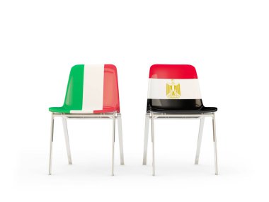 İtalya ve Mısır bayrakları taşıyan iki sandalye