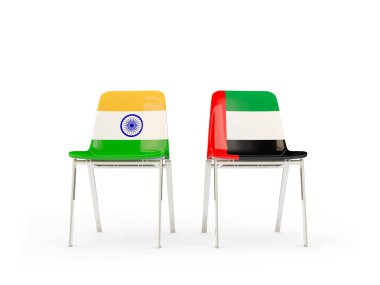 Hindistan ve Birleşik Arap Emirlikleri bayrakları taşıyan iki sandalye