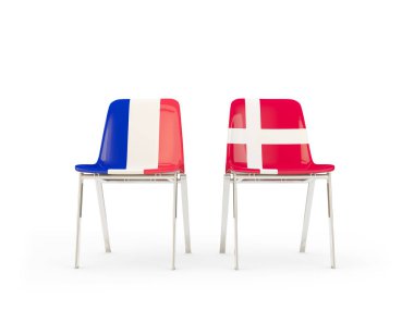 Fransa ve Danimarka bayrakları taşıyan iki sandalye