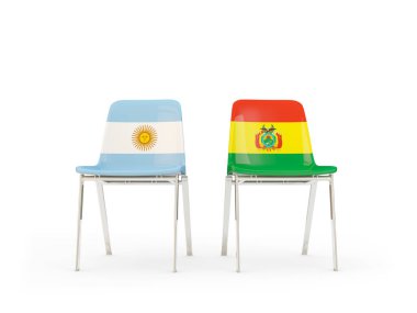 Arjantin ve Bolivya bayrakları taşıyan iki sandalye