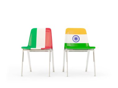 İtalya ve Hindistan bayrakları taşıyan iki sandalye