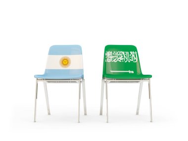 Arjantin ve Suudi Arabistan bayrakları taşıyan iki sandalye