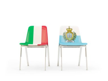 İtalya ve san marino bayrakları taşıyan iki sandalye