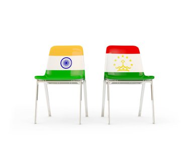 Hindistan ve Tacikistan bayrakları taşıyan iki sandalye