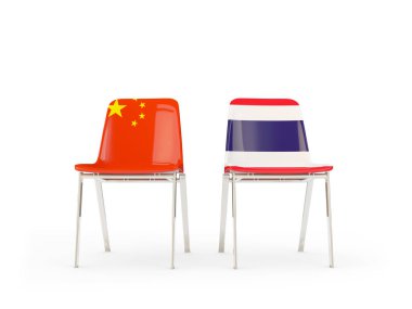 Çin ve Tayland bayrakları taşıyan iki sandalye
