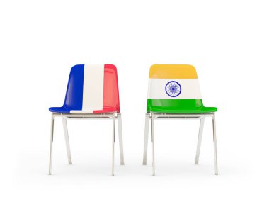 Fransa ve Türkiye bayrakları taşıyan iki sandalye