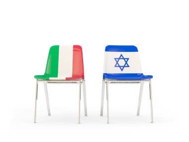 İtalya ve İsrail bayrakları taşıyan iki sandalye