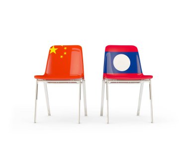 Çin ve laos bayrakları taşıyan iki sandalye