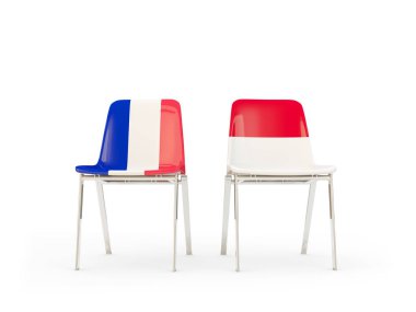 Fransa ve monaco bayrakları taşıyan iki sandalye