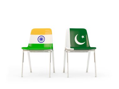Hindistan ve pakistan bayrakları taşıyan iki sandalye