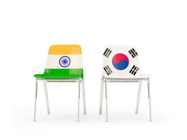 Hindistan ve Güney Kore bayrakları taşıyan iki sandalye