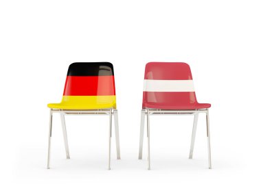 Almanya ve Letonya bayrakları taşıyan iki sandalye