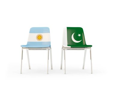 Pakistan ve Arjantin bayrakları taşıyan iki sandalye