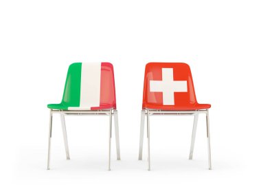 İtalya ve İsviçre bayrakları taşıyan iki sandalye