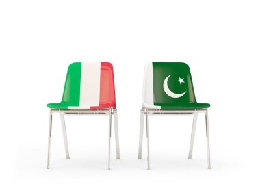 İtalya ve pakistan bayrakları taşıyan iki sandalye