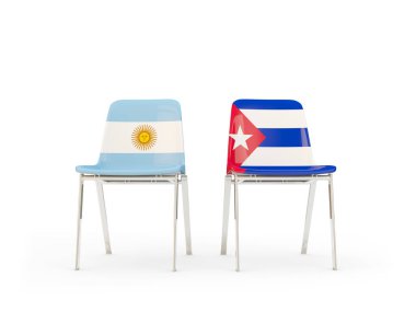 Arjantin ve Küba bayrakları taşıyan iki sandalye