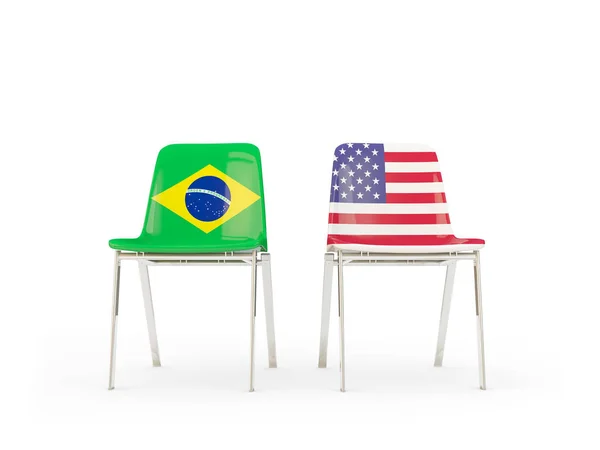 Brezilya ve ABD bayrakları taşıyan iki sandalye — Stok fotoğraf