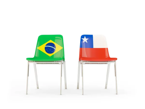 Zwei Stühle mit brasilianischen und chilenischen Fahnen — Stockfoto