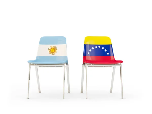 Dos sillas con banderas de Argentina y venezuela — Foto de Stock