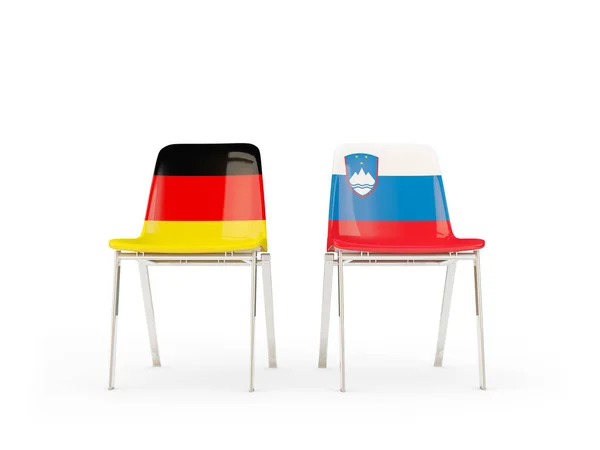 两把挂着德国国旗和斯洛伐克国旗的椅子 — 图库照片