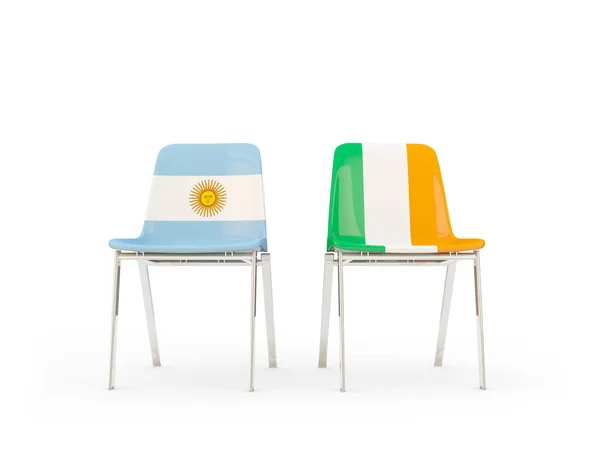 Twee stoelen met vlaggen van Argentinië en Ierland — Stockfoto