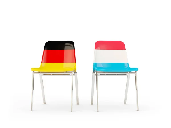 Twee stoelen met vlaggen van Duitsland en Luxemburg — Stockfoto