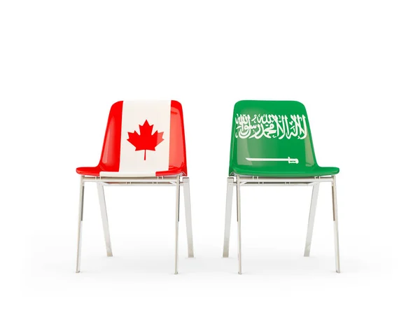 Два стула с флагами Канады и Саудовской Аравии — стоковое фото