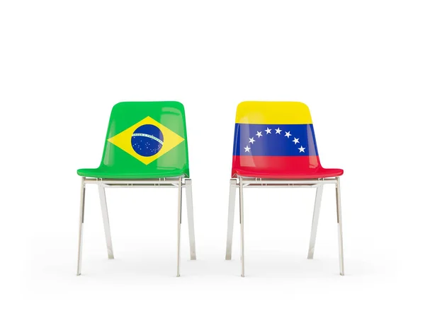 两把挂着巴西和委内瑞拉国旗的椅子 — 图库照片