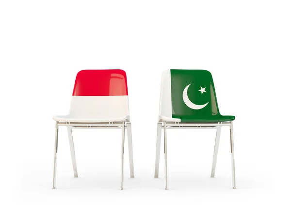 Pakistan ve Endonezya bayrakları taşıyan iki sandalye — Stok fotoğraf